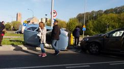 Przewrócone auto na skrzyżowaniu. Jedna osoba trafiła do szpitala