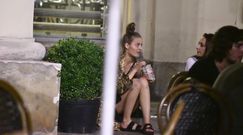 Sawczuk w szlafroku popija piwo i pali papierosa