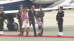 Kate i William z dziećmi wychodzą z samolotu w Warszawie