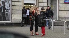 Edyta Herbuś w czerwonym garniturze wychodzi z butiku Joanny Klimas