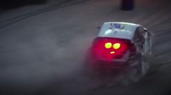 Wyścig rajdówki z dronem