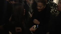 Rita Ora wychodzi z ochroniarzami z hotelu w Warszawie