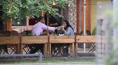  Kayah raczy się kebabem z rąk ukochanego