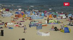 Parawany opanowały polskie plaże. "Wbijają klapkiem, piwem, czymkolwiek"