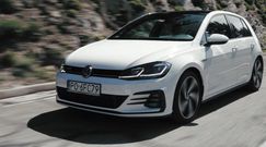 Volkswageny GTI na drogach w Alpach