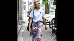 Nykiel ze sztucznym uśmiechem pozuje z fanami