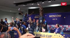 Szalone sceny na konferencji trenera reprezentacji Francji. Dziennikarze zostali oblani szampanem