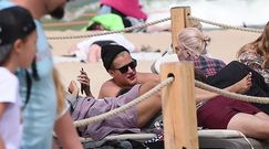 Kosel leży na plaży, wlewa piwko do buzi i marzy