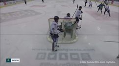 #dziejesiewsporcie: zawodnik z krążkiem w spodniach chciał zdobyć gola. Niecodzienna sytuacja w hokeju