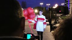 Alżbeta Lenska świętuje powrót do zdrowia na schodach Pałacu Kultury (WIDEO)