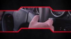 Karetka utknęła na przejeździe kolejowym. Kierowca zamiast uciekać, próbował schować się w kąt 