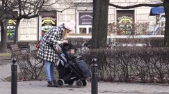 Burzyńska zabawia dziecko tabletem na spacerze