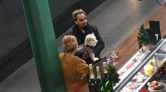 Żona Hollywood ściska psa popijając wino