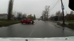 Rosyjski pojazd terenowy, zabytkowe Toyoty i kolizja spowodowana otwarciem się maski w czasie jazdy 