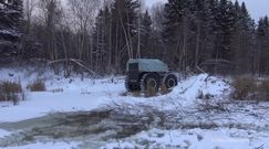 Wyprzedzanie na zaśnieżonej drodze zakończone w rowie