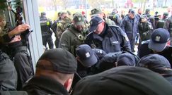 Protest w siedzibie Lasów Państwowych. Policja usuwa ekologów