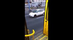 Warszawa: Uszkodzony tramwaj wiezie pasażerów