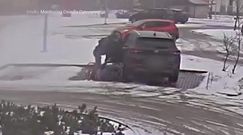 Kobieta pod kołami własnego auta