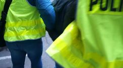 Zaatakowali policjantów z siekierami