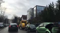 Straż miejska odholowuje auto przed szpitalem w Warszawie
