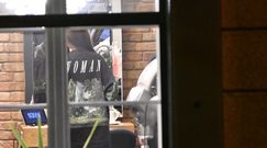 Fryzjerzy próbują ratować humor Mariny wpatrzonej w komentarze