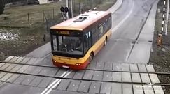 O krok od tragedii. Autobus na przejeździe tuż przed pociągiem