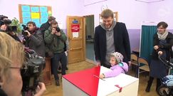 Adrian Zandberg w lokalu wyborczym z rodziną