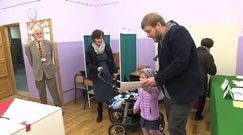 Zandberg w lokalu wyborczym z żoną i dziećmi