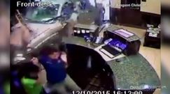 Niezadowolony gość wjechał autem do hotelu