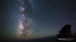 Zachwycające nocne niebo nad Kalifornią, Arizoną, Hawajami i Kenią