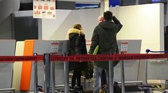 Królikowski z dziewczyną na lotnisku. Musiała sama radzić sobie z bagażem