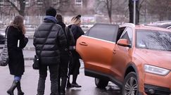 Szostak z uszami Myszki Miki rozdaje autografy na ulicy