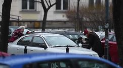 Hubert Urbański pcha samochód ze skrzatem...