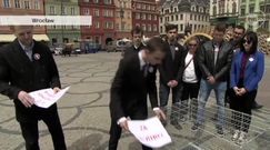 "Klatki dla Polaków". Heppening PO