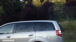 Prowadząc auto, kręciła włosy na lokówce