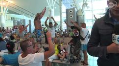 Półnadzy Polscy turyści  tańczą na lotnisku po zamachu w Tunezji
