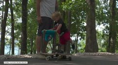 Maluch na longboardzie