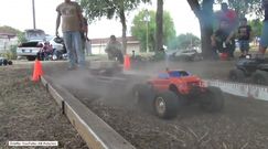 Nietypowy rajd sterowanymi samochodzikami