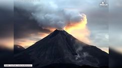 Erupcja wulkanu Colima na tle wschodu słońca
