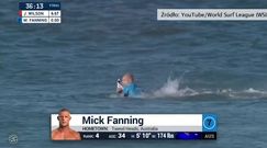 Rekin zaatakował surfera w trakcie transmisji