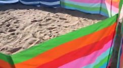 Superniania wyśmiewa plażowe parawany