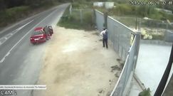 Przerzucili psa przez ogrodzenie