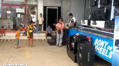 Chłopiec śpiewa piosenkę Whitney Houston