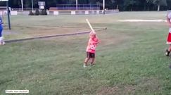 Czterolatek pokazuje, jak grać w baseball