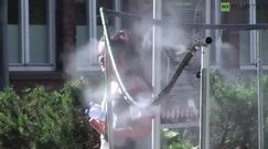 Turyści z Izraela oburzeni kurtynami wodnymi przy Muzeum Auschwitz-Birkenau