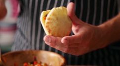 #mniammniam Zachwycająco prosta sałatka. Pieczone warzywa i chlebek pita