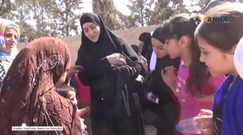 Kobiety z miasta odbitego z rąk ISIS publicznie palą burkę