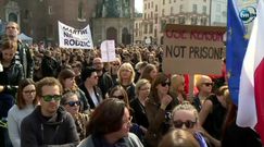 Czarny protest na Rynku Głównym w Krakowie