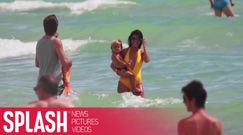 Pośladki Kourtney w żółtym kostiumie na plaży