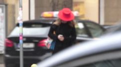 "Sexy mama" Zosia Ślotała w czerwonym kapeluszu spaceruje po Warszawie